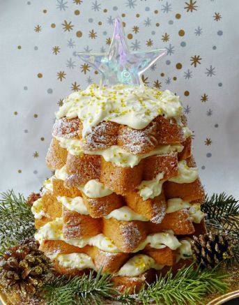 6 idee su come decorare un pandoro farcito per Natale Pandoro Cake Ideas, Panettone Dessert Ideas, Pannetone Recipe Italian, Pandoro Recipe, Pandoro Cake, Christmas Recipes Dessert, Limoncello Tiramisu, Cake With Lemon Curd, Brandy Sauce