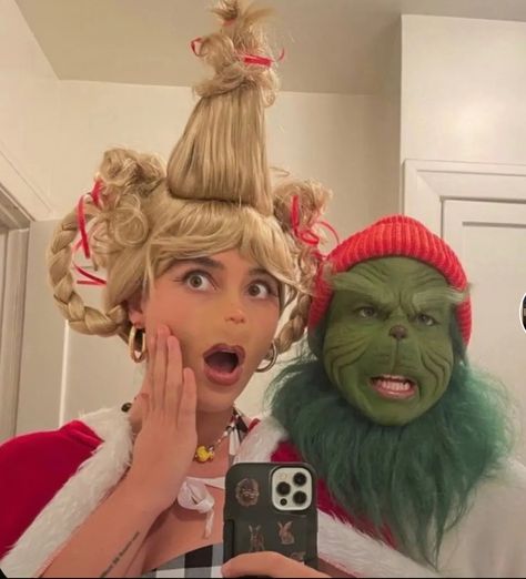 Couple Outfits For Halloween, The Grinch 2000, Couples Halloween Costumes Creative, Scary Couples Costumes, Couple Costumes For Halloween, Outfits For Halloween, Funny Christmas Costumes, Spooky But Cute, Christmas The Grinch