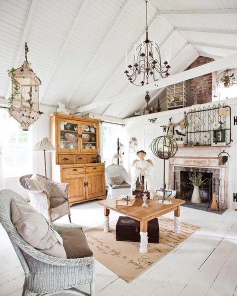 This Fixer-Upper Brings The Garden Inside - Cottage Journal Fixer Upper Living Room Ideas, Upper Living Room Ideas, Inside Cottage, Cottage With Loft, Fixer Upper Dining Room, Fixer Upper Living Room, White Slipcovers, Cottage Journal, Industrial Style Decor