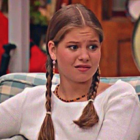 Dj Tanner Aesthetic, Tanner Aesthetic, House Hairstyles, Dj Full House, Full House Dj Tanner, Bianca Stratford, Stephanie Tanner, Dj Tanner, 2000s Icons