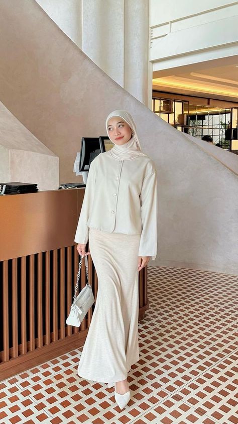 𝑲𝑨𝑳𝑶 𝑺𝑼𝑲𝑨 𝑶𝑶𝑻𝑫 𝑰𝑵𝑰, 𝑺𝑰𝑳𝑨𝑯𝑲𝑨𝑵 𝑺𝑨𝑽𝑬 𝑫𝑨𝑵 𝑺𝑯𝑨𝑹𝑬 Classy Fits, Muslim Outfits Casual, Casual Hijab, Casual Hijab Outfit, Muslim Outfits, Everyday Fashion Outfits, Hijabi Outfits, Outfit Hijab, Ootd Hijab