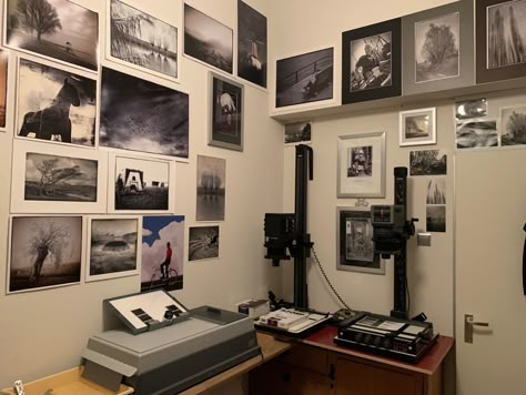 Photographer Apartment, Photography Studio At Home, Home Darkroom, Laboratory Photography, Photographer Room, Photography Workspace, Photography Classroom, Photography Darkroom, Cinema Ideas