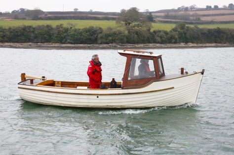 HouseFly - Small Boats Magazine Small Motor Boat, Wood Boat Building, Wood Boat Plans, Wooden Sailboat, Boat Drawing, Small Sailboats, Wooden Boat Building, Motor Boat, Beach Boat