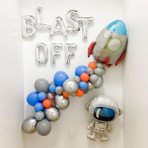 Tiffany • Party+Event Decor on Instagram: “Let’s blast off to the weekend! 🚀 Being a boy mom, I’m on a mission to prove boy parties can be cute, too, one party at a time! 🥳💙” Rocket Ship Balloon, Space Backdrop, Mylar Letter Balloons, Backdrop Balloons, Space Party Decorations, Space Crafts For Kids, Galaxy Party, Astronaut Party, Space Theme Party