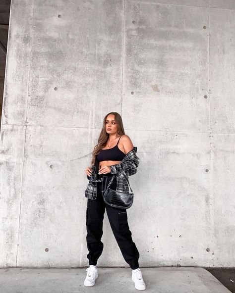 Street Fashion Photoshoot, Bday Photoshoot, Fly Fits, Cargo Pants Black, Military Aesthetic, Ideas Photoshoot, Streetwear Outfit Ideas, Casual Shoes Outfit, Cargo Pants Outfit