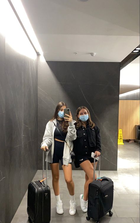 Airport Aesthetic With Bestie, Airplane With Bestie, Bestie Trip Aesthetic, Best Friends Traveling, Best Frieds, Bestie Trip, Bff Travel, Airport Vibes, Mexico Vacation Outfits