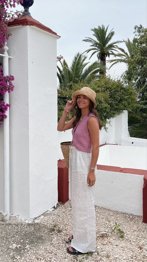 Summer Outfit Hot Weather, Summer Outfits Hot Weather, Rio Outfits, Greece Vacation Outfit, Summer Holiday Outfits, White Linen Pants, Ootd Summer, Stylish Work Outfits, Style Inspiration Summer