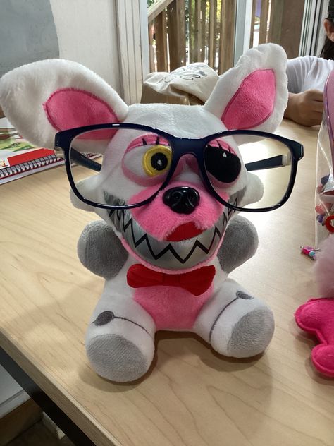 mangle fnaf plushie Mangle Fnaf, Fnaf Oc, Funtime Foxy, Fnaf 1, Fnaf Memes, Freddy Fazbear, Fnaf Funny, Fnaf Characters, Fnaf Drawings