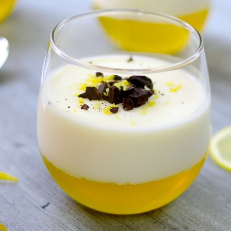 Lemon Panna Cotta Lemon Panna Cotta, Wassail Recipe, 2 Ingredient Recipes, Panna Cotta Recipe, Easy Apple Pie, Pulled Pork Sandwich, Creamy Desserts, Honey Garlic Chicken, Lemon Desserts