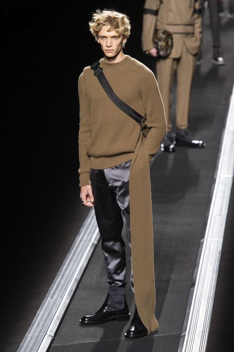 Défilé Dior Homme automne-hiver 2019-2020 Homme - Madame Figaro Men Street Styles, Runway Men, Titus Andronicus, Mens Luxury Accessories, Men's Casual Wear, Accessories Man, Quirky Clothing, Mens Accessories Bracelet, Tattoo Man