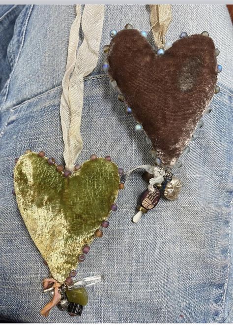 Fabric Heart Necklace, Velvet Crafts Ideas, Velvet Scraps Ideas, Velvet Hearts, Vintage Handmade Heart-shaped Jewelry, Heart Brooches Handmade, Embroidered Fabric Hearts, Heart Brooch Fabric, Velvet Heart