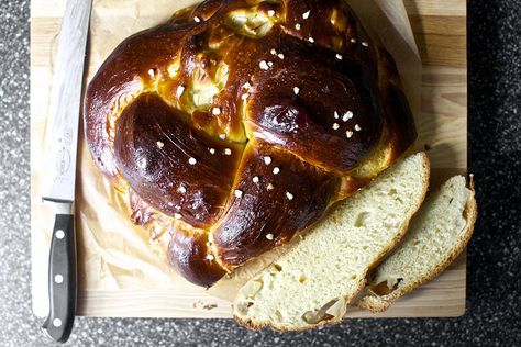 Apple Honey Challah, plus wildly cool round Challah braiding technique Apple Challah, Apple And Honey, Rosh Hashanah Recipes, Apple Honey, Challah Bread, Loaf Of Bread, Honey Cake, Smitten Kitchen, Jewish Recipes