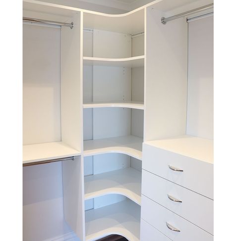 Walk In Wardrobe Ideas For Small Spaces, Mini Walk In Closet Design, Small Corner Wardrobe Closet, Corner Walk In Wardrobe Ideas, Mini Walkin Closet, Closet Design Layout Corner, Corner Bedroom Cupboard Ideas, Wardrobe In Corner, Walk In Closet Corners