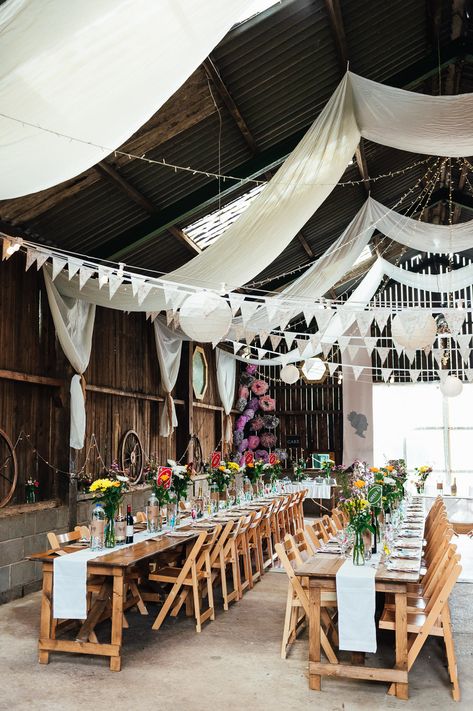 Wedding In Shed, Barn Party Decorations, Midsommar Wedding, Rustic Barn Wedding Ideas, Farmer Wedding, Farm Wedding Reception, Barn Wedding Ideas, Shed Wedding, Village Hall Wedding