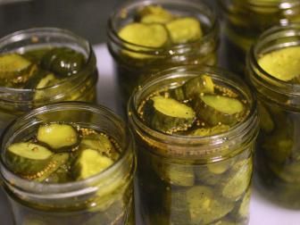 Bread and Butter Pickles in Jar Bread And Butter Pickles Recipe, Drinking Pickle Juice, Bread N Butter Pickle Recipe, Pickled Green Tomatoes, Bread And Butter Pickles, Pickle Recipes, Best Pickles, Butter Pickles, Pickles Recipe