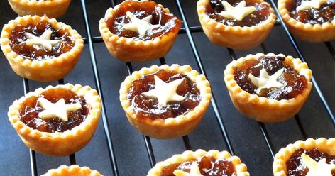 Contrary to how it sounds, mincemeat tarts contain no meat, well at least they don't these days but at one time they did.  Typically... Mincemeat Tarts, Holiday Dessert Recipes Easy, Pie Crust Cookies, Mincemeat Pie, Mini Pie Recipes, No Meat, Mince Recipes, Holiday Dessert Recipes, Recipes Cake