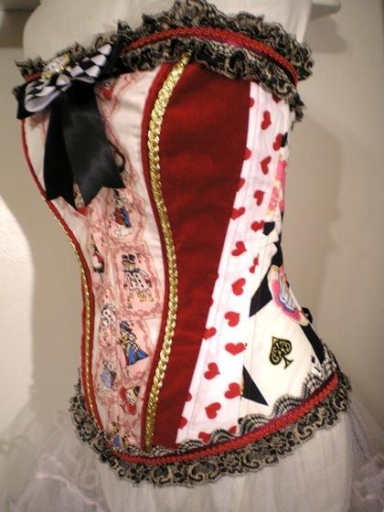 Card Corset, Corset Ideas, Steampunk Alice In Wonderland, Alice In Wonderland Outfit, Beautiful Corset, Alice In Wonderland Artwork, Dark Alice In Wonderland, Mad Hatter Costume, Grad Outfits