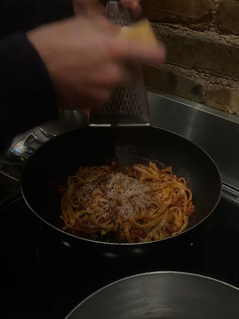 Pasta / pâte/ cooking / late night / Late Night Cooking Aesthetic, Late Night Pasta, Late Night Cooking, Pasta Ideas, Late Night Food, Pasta Night, Night Food, Night Couple, Book Aesthetics