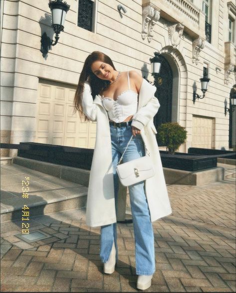 Corset Street Style, Corset And Jeans Outfit, White Corset Outfit, Corset And Jeans, White Corset Top, Corset Outfit, White Corset, Summer Style Casual, Outfits Casuales