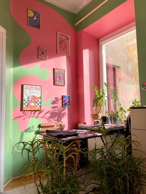 Pink And Green Maximalist, Maximalist Room, Maximalist Bedroom, Funky Room, Office Life, Hilarious Pictures, Pink Living Room, Casa Vintage, Deco Retro