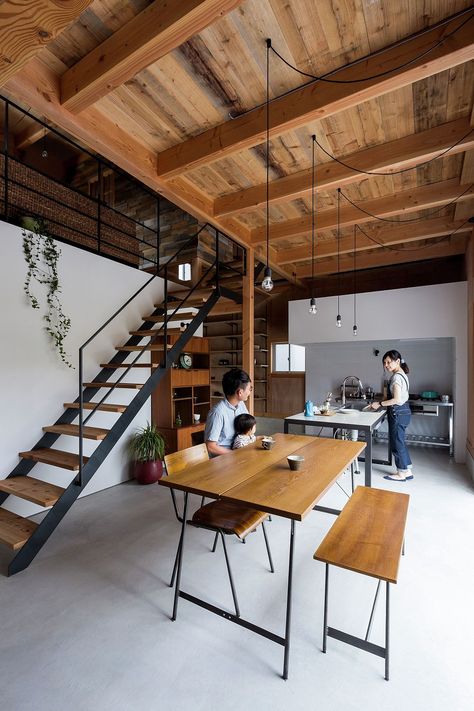 Interior of the newly built Japanese home inspired by renovated warehouse look Japan Home Design, Renovated Warehouse, Contemporary Architecture Residential, Modern Japanese House, Nyc Loft, Houses In Japan, Warehouse Home, Japan Home, Underground Homes