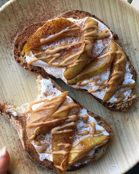 Toast With Greek Yogurt, Yogurt Toast, Crunchy Bread, Keep To Yourself, Morning Toast, Butter Cinnamon, Food Is Fuel, Interesting Food Recipes, Pretty Food