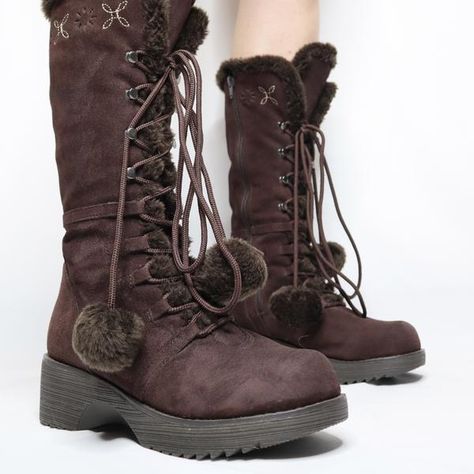 Chocolate Brown Platform Boots Cute Brown Winter Boots, Vintage Platform Boots, Snow Boots Aesthetic, Snow Bunny Aesthetic, 2000s Boots, Chunky Winter Boots, Trendy Winter Boots, Brown Fur Boots, Brown Platform Boots