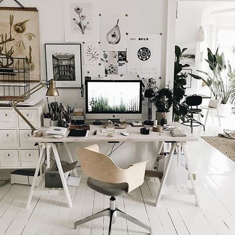 Fancy a Scandinavian style home office desk? Here is a charming workspace inspiration I Home Office Ideas I Desk Decor Goals I   Photo: margo.hupert.art  #workspace #homeoffice #deskgoals #desk #minimalsetups #workstation #office Office Inspiration Workspaces, La Apartment, My Scandinavian Home, Cool Office Space, Scandinavian Style Home, Home Office Inspiration, Work Office Decor, Online Interior Design Services, Dekorasi Kamar Tidur