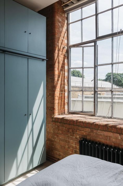 A Loft-Style Apartment with Brick Walls in London 16 Loft Apartment Bedroom, Bedroom Loft Style, Brick Wall Bedroom, Brick Bedroom, Brick Apartment, Loft Style Apartment, Manhattan Loft, Oval Room Blue, Islington London