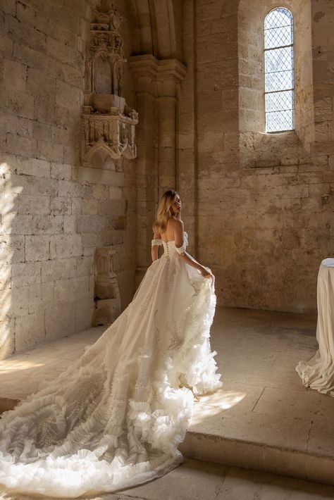 Dramatic Romantic Wedding Dress, Etheral Wedding Dress, Ethereal Bridesmaids, Ethereal Wedding Dress Romantic, Ethereal Wedding Dresses, Wedding Dress Ethereal, Dreamy Romance, Dramatic Wedding Dress, Point Drawing