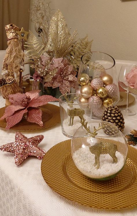 Pink And Rose Gold Christmas Decor, Rose Gold Christmas Table Setting, Pink And Gold Christmas Decor, Rose Gold Christmas Table, Knitting Patterns For Christmas, Christmas Candle Centerpieces, Diy Christmas Ornaments Rustic, Pink Christmas Table, Christmas Desk Decorations