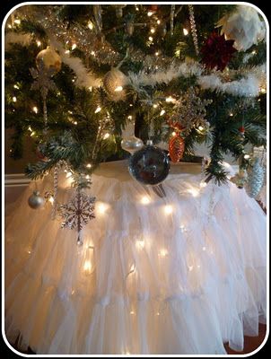 Beautiful Tree - Miss Flibbertigibbet. She used a petticoat for the tree skirt! Neat idea! Christmas Tree With Lights, Tree With Lights, Cowboy Christmas, Chopping Block, Christmas Time Is Here, Light Night, Have Inspiration, Navidad Diy, Christmas White