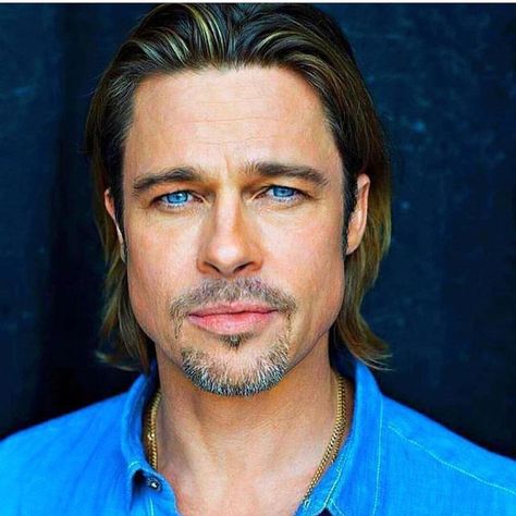 Brad Pitt on Instagram: “Eyes like the ocean. 😍😍😍❤️❤️❤️ those eyes are so deep blue...I love him! • • • • • • • • • • • • • • • • • • #bradpitt #model #malemodel…” Brad Pitt Photoshoot, How To Style Hair, Slick Back Haircut, Brad Pitt Photos, Brad And Angelina, Jolie Pitt, Hollywood Reporter, The Hollywood Reporter, Aging Gracefully