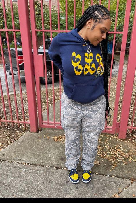 Michigan Dunks Outfit, Yellow Dunks, Michigan Dunks, Cargo Fits, Dunk Outfit, Dunks Outfit, Cute Lazy Outfits, Swag Outfits For Girls, Tomboy Style Outfits