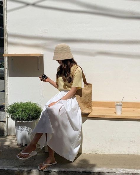 Shy Poses, Modest Beach Outfit, Cafe Outfit, Cute Date Outfits, Outfit Korean, Beige Outfit, Korean Casual Outfits, Trendy Dress Outfits, Best Photo Poses