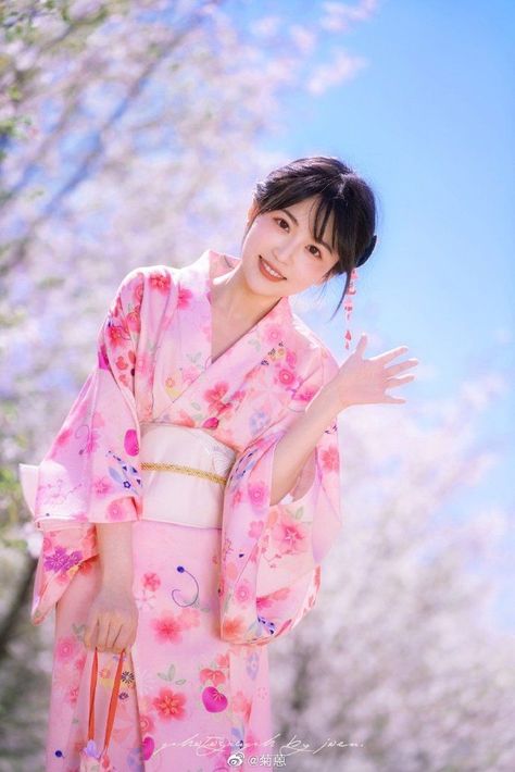 Japan Photoshoot, Japanese Kimono Dress, Modern Kimono, Pink Kimono, Yukata Kimono, Japan Outfit, Casual Kimono, Locked Wallpaper, Japanese Outfits