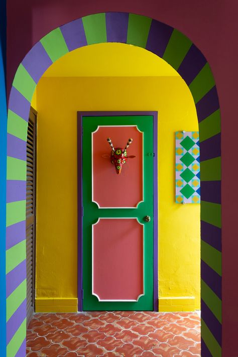 Wall Design Colorful, Colorful Ceiling Design, Colorful Craftsman Interiors, Colourful Wall Decor, Art Door, Colorful Doors, Coloured Trim, Colored Doors, Colorful Walls