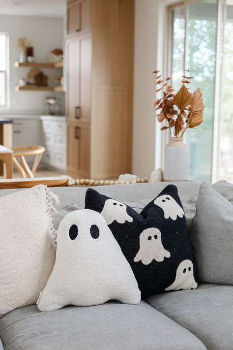 Fall Ghost Decor, Interior Design Halloween, Halloween Aesthetic Home Decor, Ghost Living Room Decor, Halloween Simple Decor, Halloween Sofa Decor, Scandi Halloween Decor, Tv Stand Halloween Decor Ideas, Apartment Decor Halloween