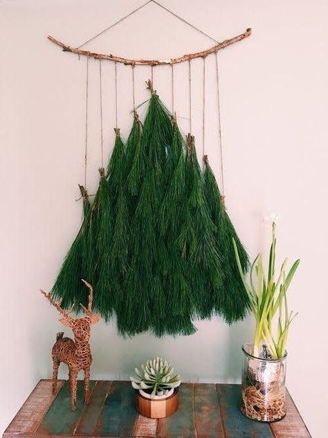 Natal Natural, Diy Suspension, Christmas Tree Wall Hanging, Tree Wall Hanging, Boho Christmas Decor, Christmas Tree Wall, Bohemian Christmas, Hanging Diy, Natural Christmas Decor