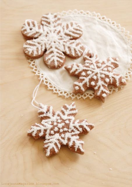 Tutorilal: How to make christmas salt dough "cookie" ornaments Gingerbread Salt Dough, Dough Cookie, Cookie Ornaments, Salt Dough Christmas Ornaments, Salt Dough Crafts, Salt Dough Recipe, Cinnamon Ornaments, Clay Christmas Decorations, Salt Dough Ornaments