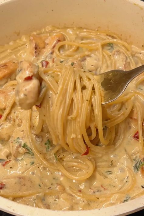 Brown Butter Spaghetti with Chicken - That Foodie Girl Brown Butter Spaghetti, Parmesan Linguine, Chicken Angel Hair Pasta, Sundried Tomato Pesto Pasta, Spaghetti With Chicken, Butter Spaghetti, Fluffiest Cinnamon Rolls, Brown Gravy Recipe, Garlic Butter Pasta