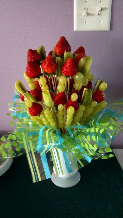 Fruit centerpiece Centerpieces With Fruit And Flowers, Flowers And Fruit Centerpieces, Fruit Centerpiece Ideas, Fruit Centrepiece Table Decorations, Sugared Fruit Centerpiece, Fruit Wedding Centrepiece, Edible Fruit Arrangements, Edible Centerpieces, Food Bouquet