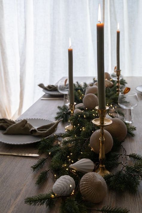 Christmas Table For 4, Table Setup Christmas, Grey Christmas Table Decor, Pottery Barn Christmas Tablescapes, Christmas Decoration Dining Room, New Year Party Table Decorations, Christmas Table Decor Minimalist, White Table Cloth Christmas Setting, New Years 2025 Decorations