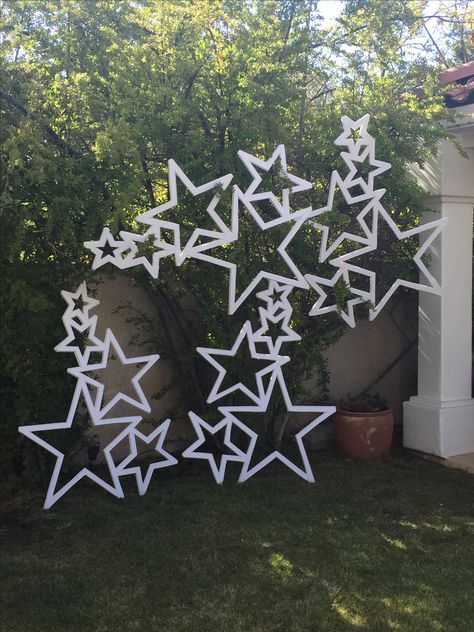 Star Photo Backdrop, Star Parade Float Ideas, Starry Night Prom Centerpieces, Dance Props Ideas, Easy Cheap Christmas Decorations, Concert Decorations, Night To Shine, Theatre Backdrops, Dance Props