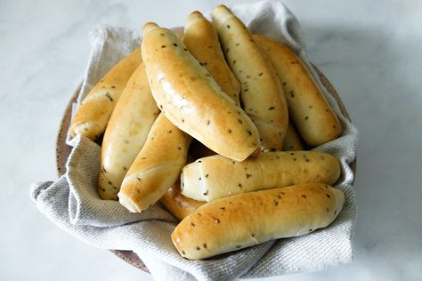 These small, slightly sweet rolls have a soft texture and make a great afternoon snack with tea or coffee. Anise Bread Recipe, Anise Bread, Brotchen Recipe, Portuguese Bread, Mexican Desserts, Hard Rolls, Bread Rolls Recipe, Easy Bake Oven, Easy Bake