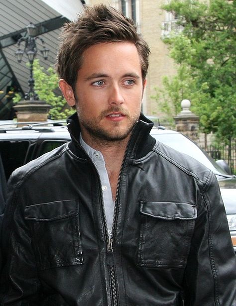 Justin Chatwin - Wikipedia Jimmy Shameless, Justin Chatwin, Book Boyfriends, Reality Tv Shows, Man Crush, Reality Tv, Celebrity Weddings, Favorite Tv Shows, Actors & Actresses