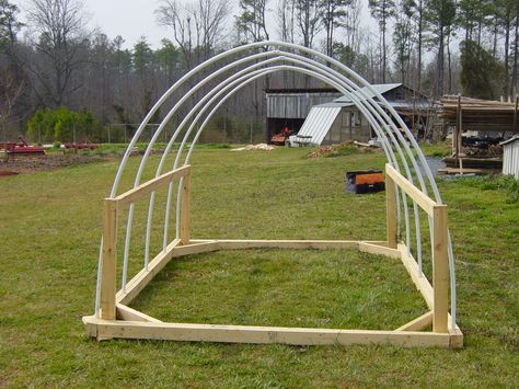 Chicken tractor construction - I like the side construction on this one since it would make it easier to put roosts into a hoop house. Chicken Yards, Hoop Coop, Easy Chicken Coop, Hoop House, Chicken Tractors, Tractor Idea, Chicken Tractor, Chicken Run, Chicken Coop Designs