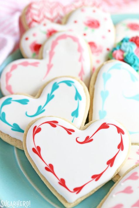 Easy Royal Icing Recipe, Cookies Decorated With Royal Icing, Valentine Cookies Decorated, Valentines Day Sugar Cookies, Sugar Biscuits, Heart Sugar Cookie, Valentine Sugar Cookies, Royal Iced Cookies, Cookies Sugar