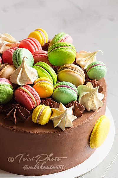 Cake With Macaroons, Macaroon Cake, Dream Birthday, Macaron Cake, Sweet Temptation, Decadent Chocolate Cake, Cheese Chicken, Cream Cheese Chicken, Elegant Wedding Cakes