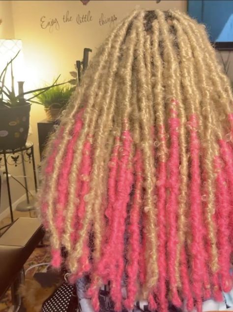 Soft Locs With Color, Faux Locs Colored, Yarn Locs, Loc Colors, Brown And Pink Hair, Soft Locs, Butterfly Locs, Beautiful Black Hair, Long Blond